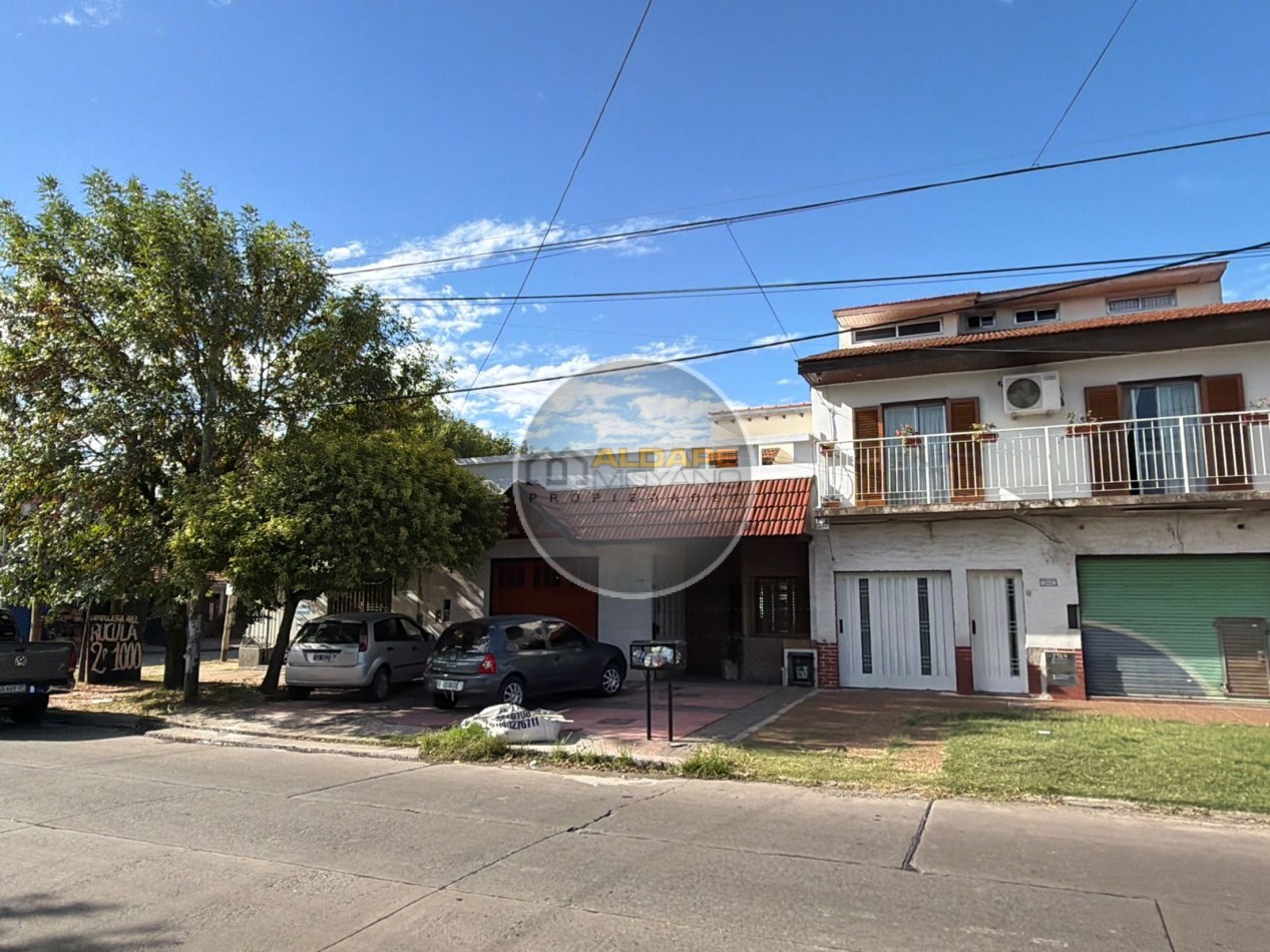 Se Vende Casa Cuatro ambientes, cochera doble, quincho (Banfield)