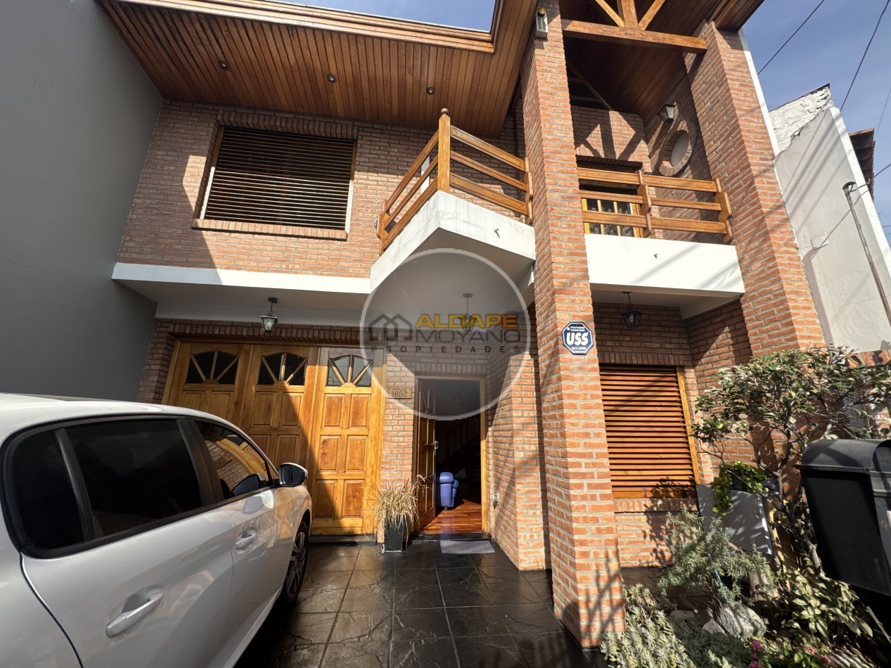 Se Vende Casa Cuatro ambientes, cochera pasante, Excelente (Lanus Oeste)