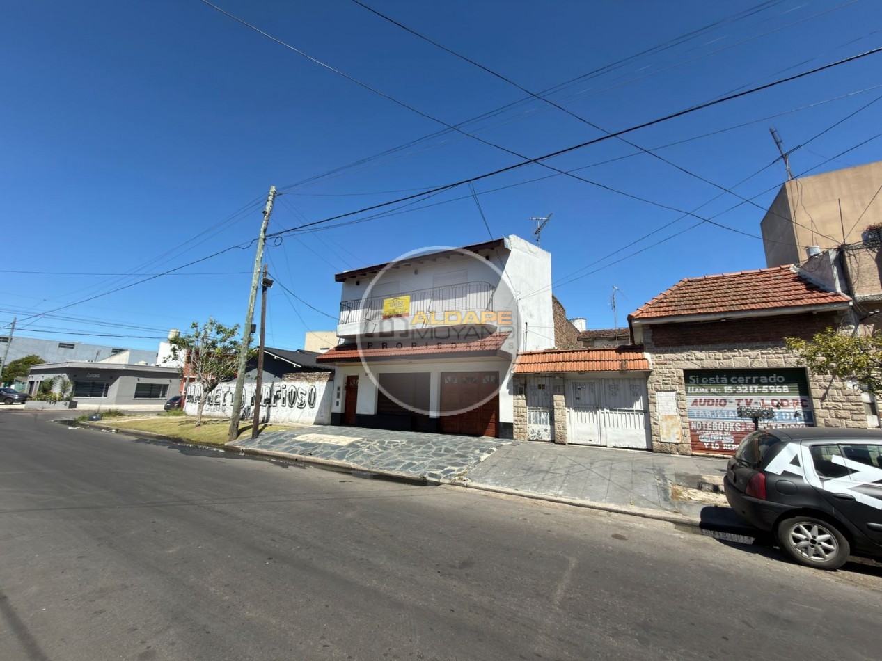 Se vende Casa, subdividada, ideal multifamilar, con cochera y quincho. (excelente estado)