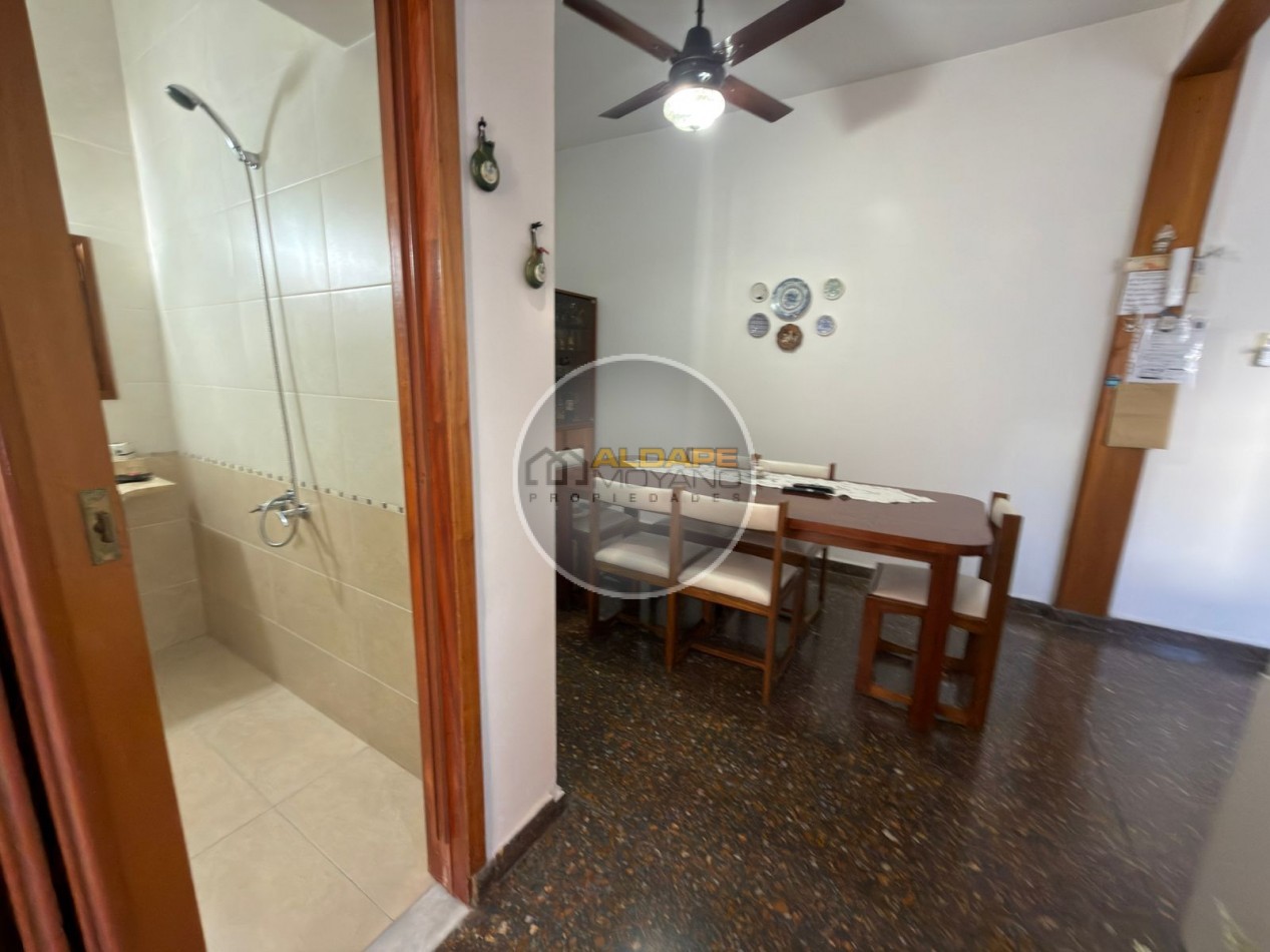 Se vende Casa, subdividada, ideal multifamilar, con cochera y quincho. (excelente estado)