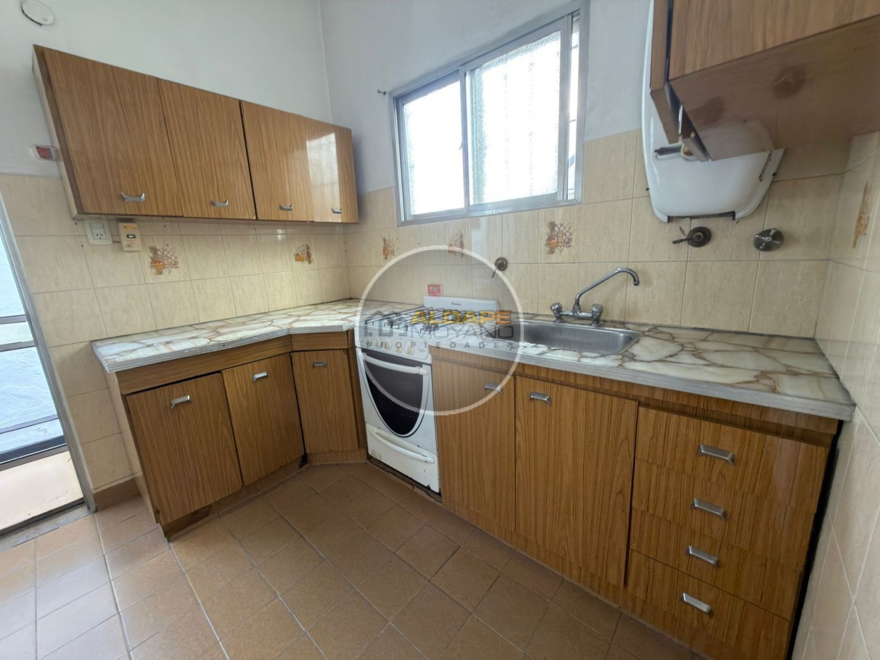 Se vende Casa, subdividada, ideal multifamilar, con cochera y quincho. (excelente estado)