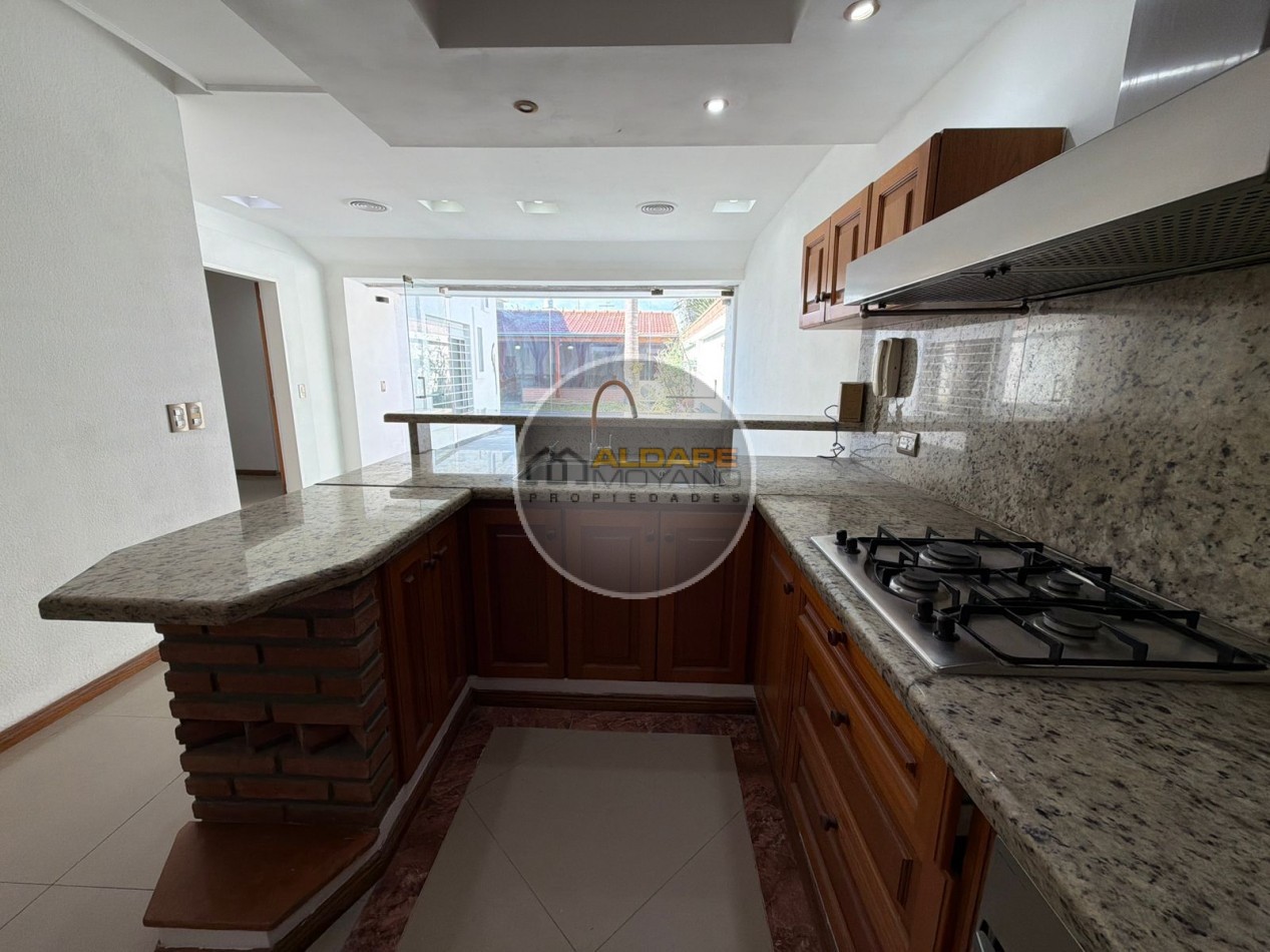 Se Vende Casa Cuatro ambientes, cochera doble, quincho (Banfield)