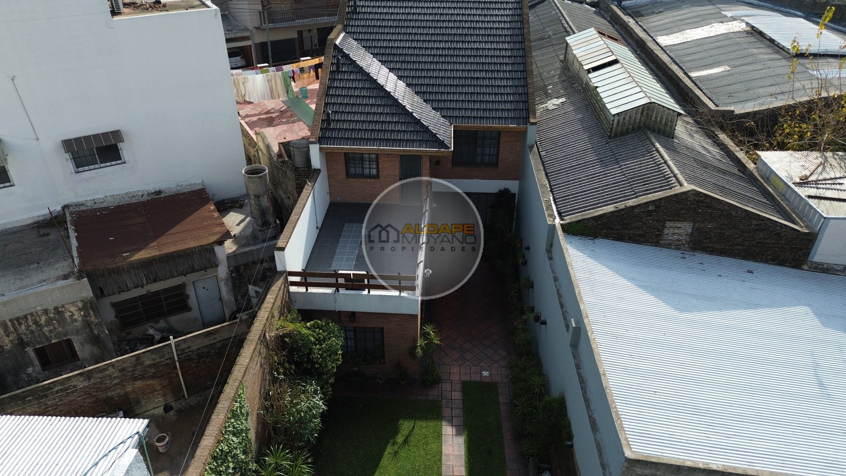 Se Vende Casa Cuatro ambientes, cochera pasante, Excelente (Lanus Oeste)