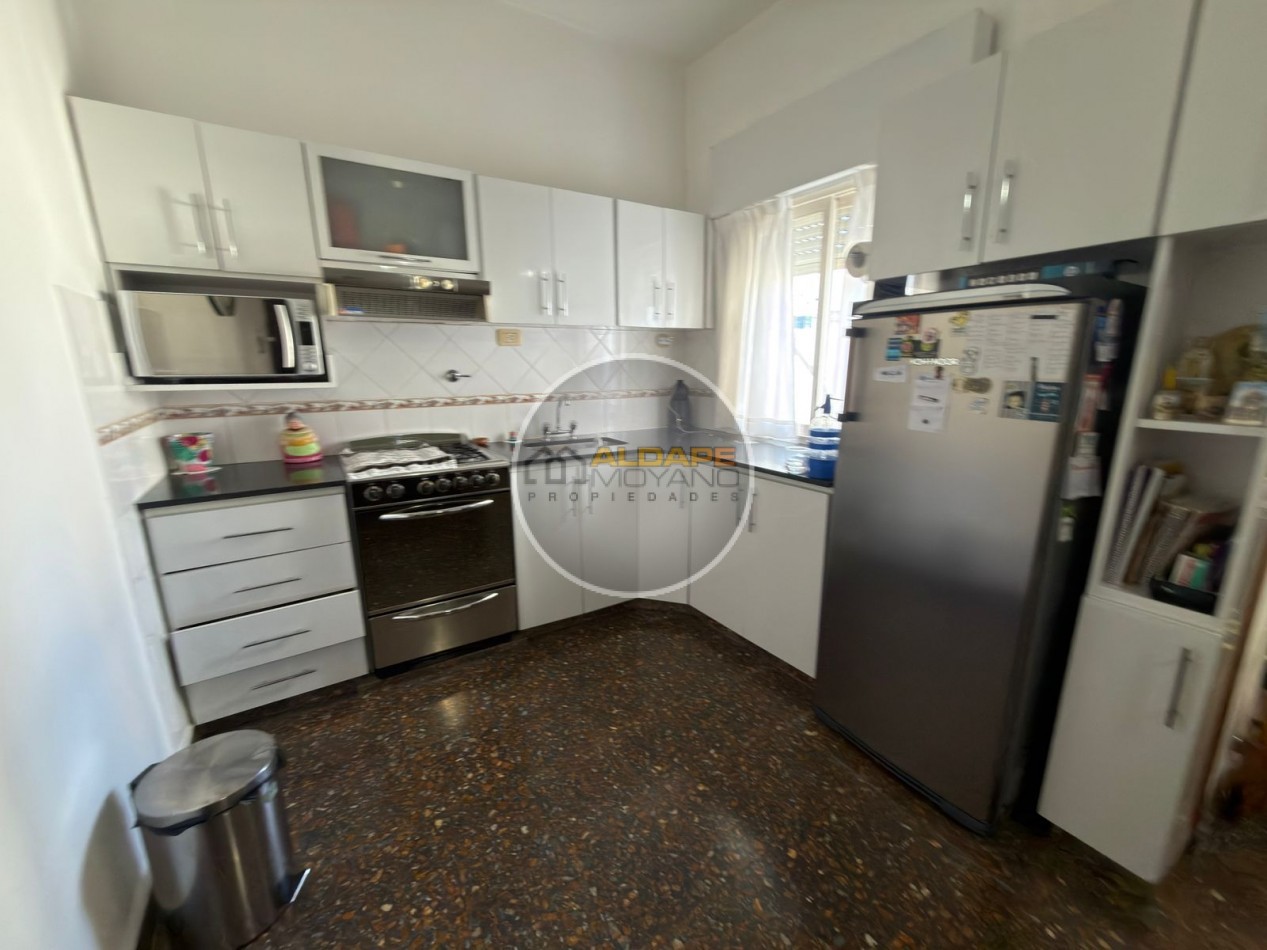 Se vende Casa, subdividada, ideal multifamilar, con cochera y quincho. (excelente estado)