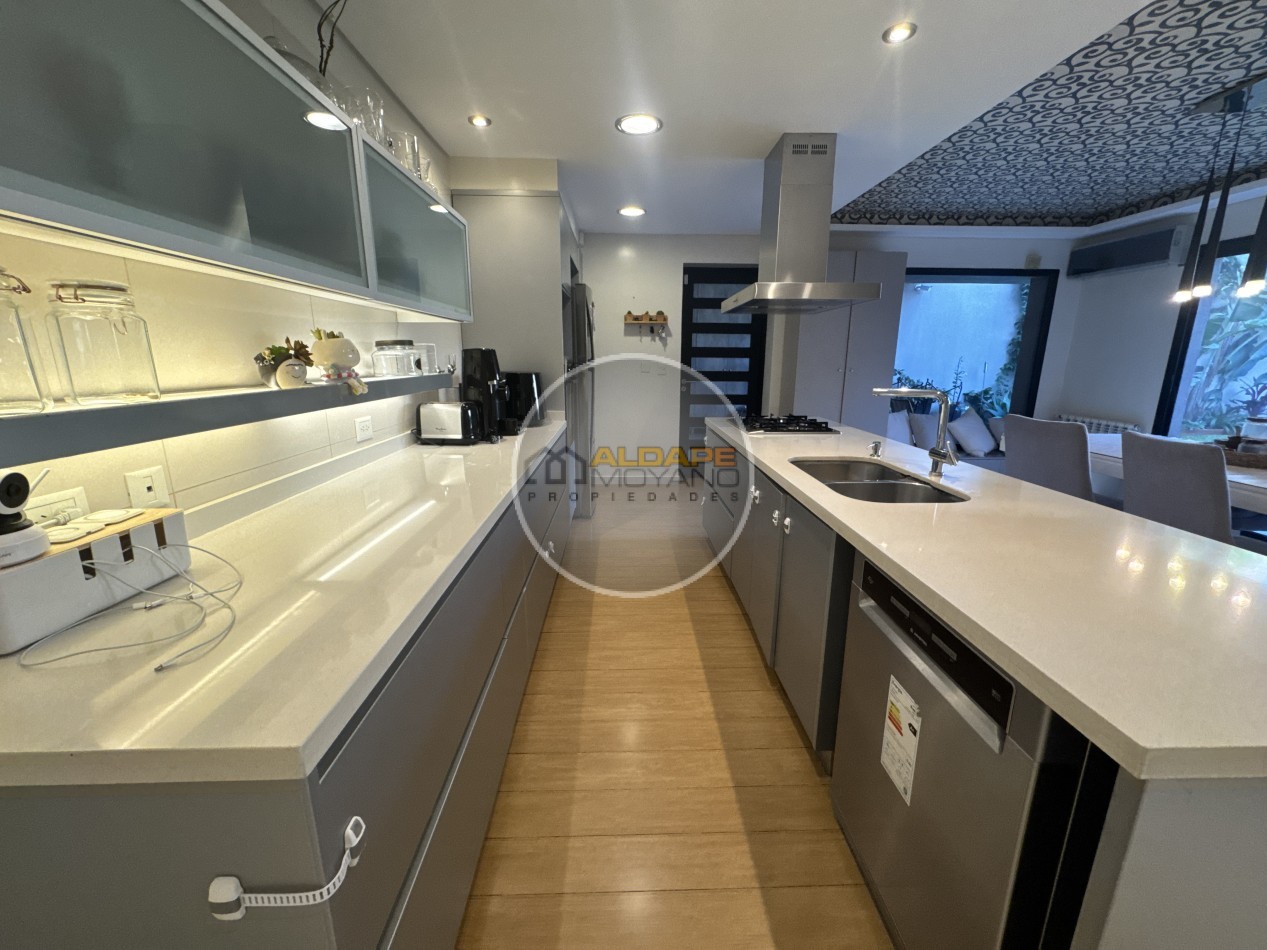 Se Vende Casa cuatro ambientes, con piscina (Para Exigentes) Villa Luzuriaga