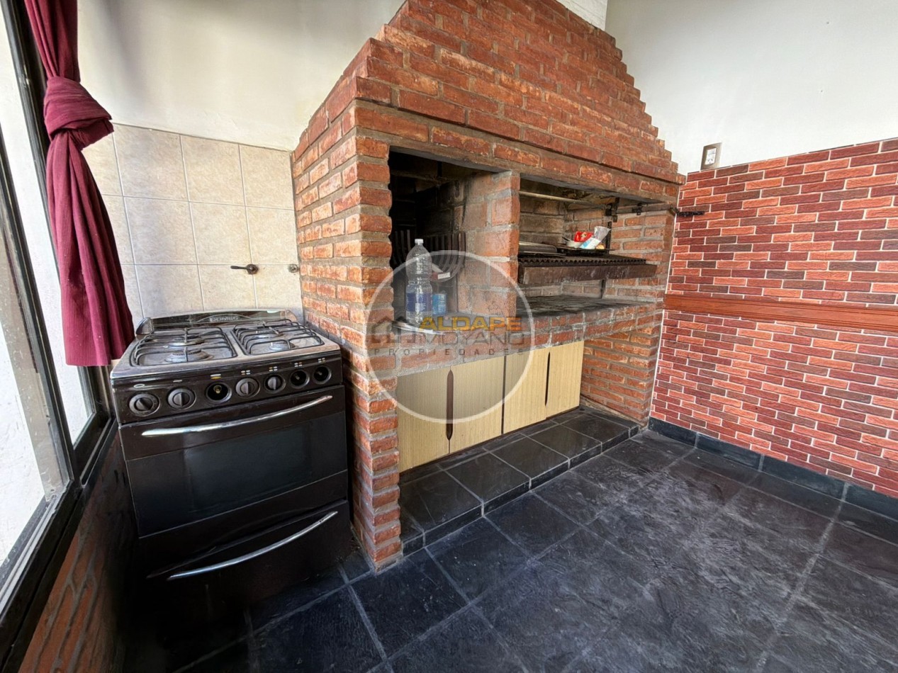 Se Vende Casa Cuatro ambientes, cochera doble, quincho (Banfield)