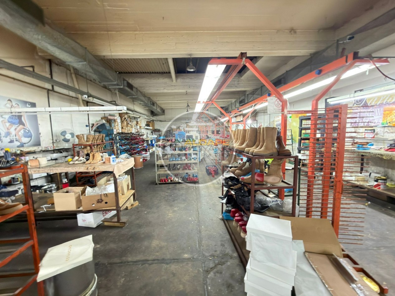 Se Vende Galpon,  total 1600mts2, (Mataderos)