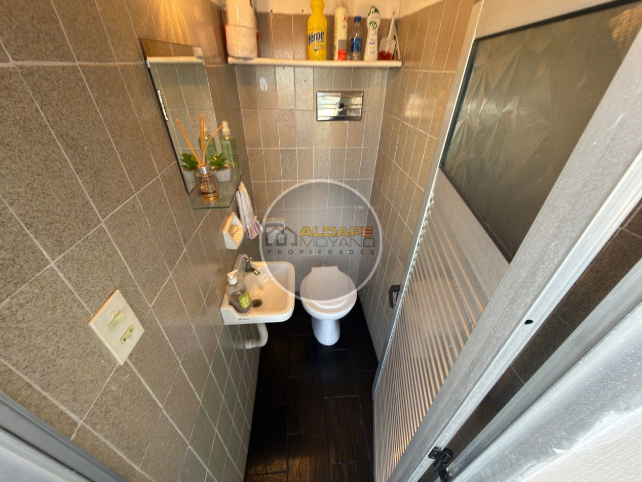 Se vende Casa, subdividada, ideal multifamilar, con cochera y quincho. (excelente estado)