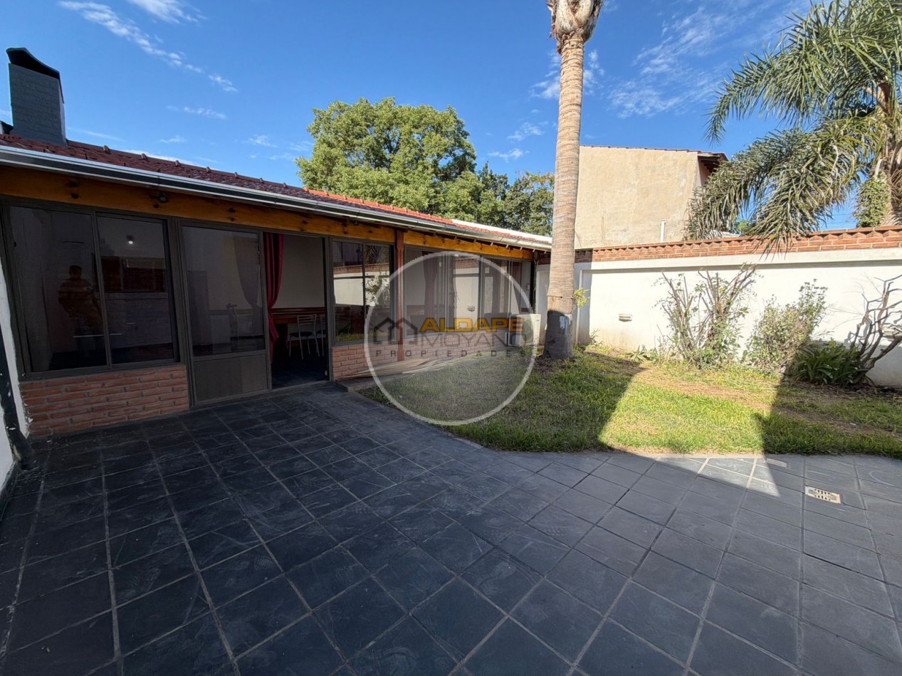 Se Vende Casa Cuatro ambientes, cochera doble, quincho (Banfield)