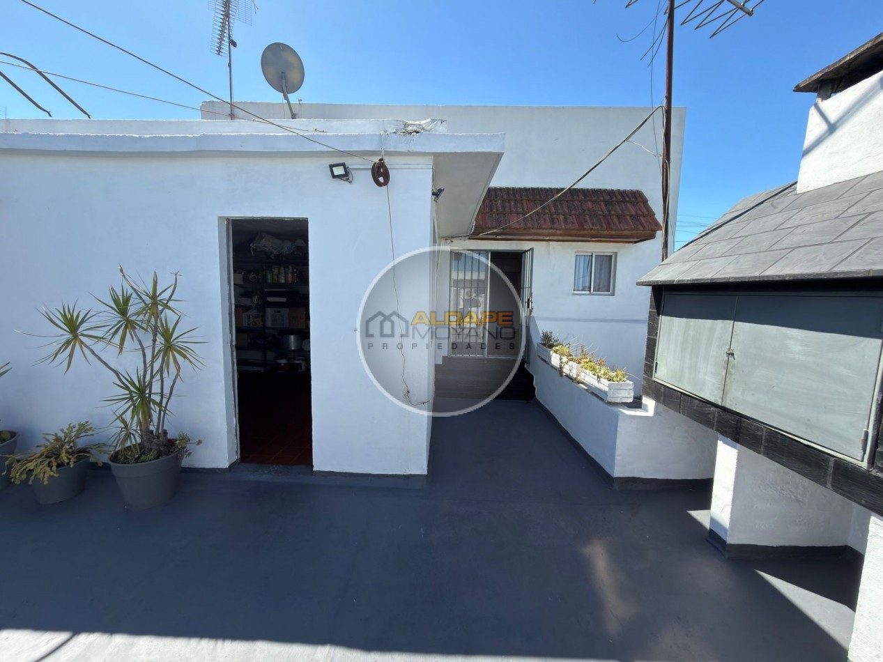 Se vende Casa, subdividada, ideal multifamilar, con cochera y quincho. (excelente estado)