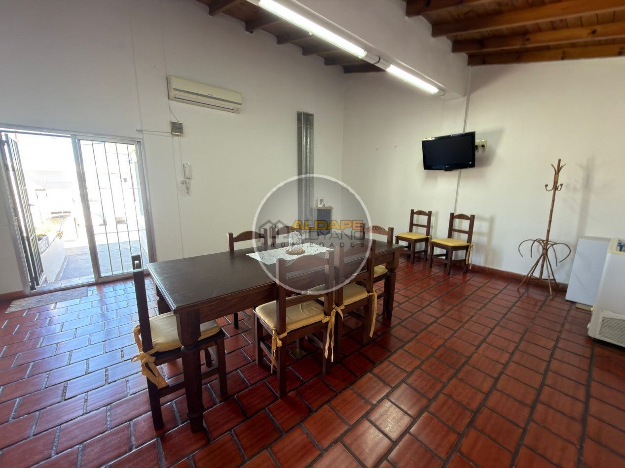 Se vende Casa, subdividada, ideal multifamilar, con cochera y quincho. (excelente estado)