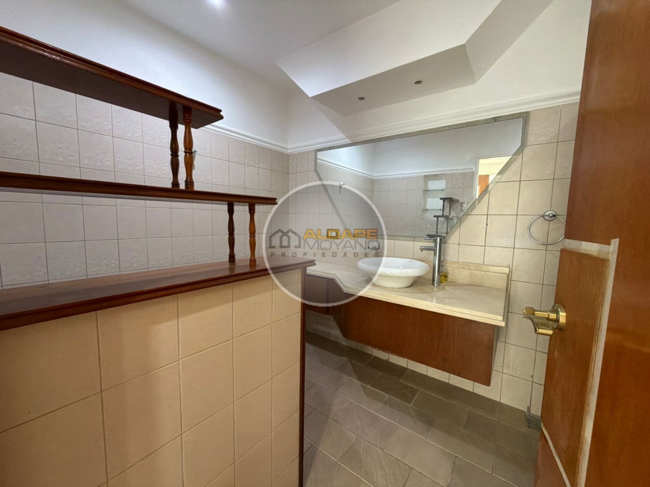 Se Vende Casa Cuatro ambientes, cochera doble, quincho (Banfield)