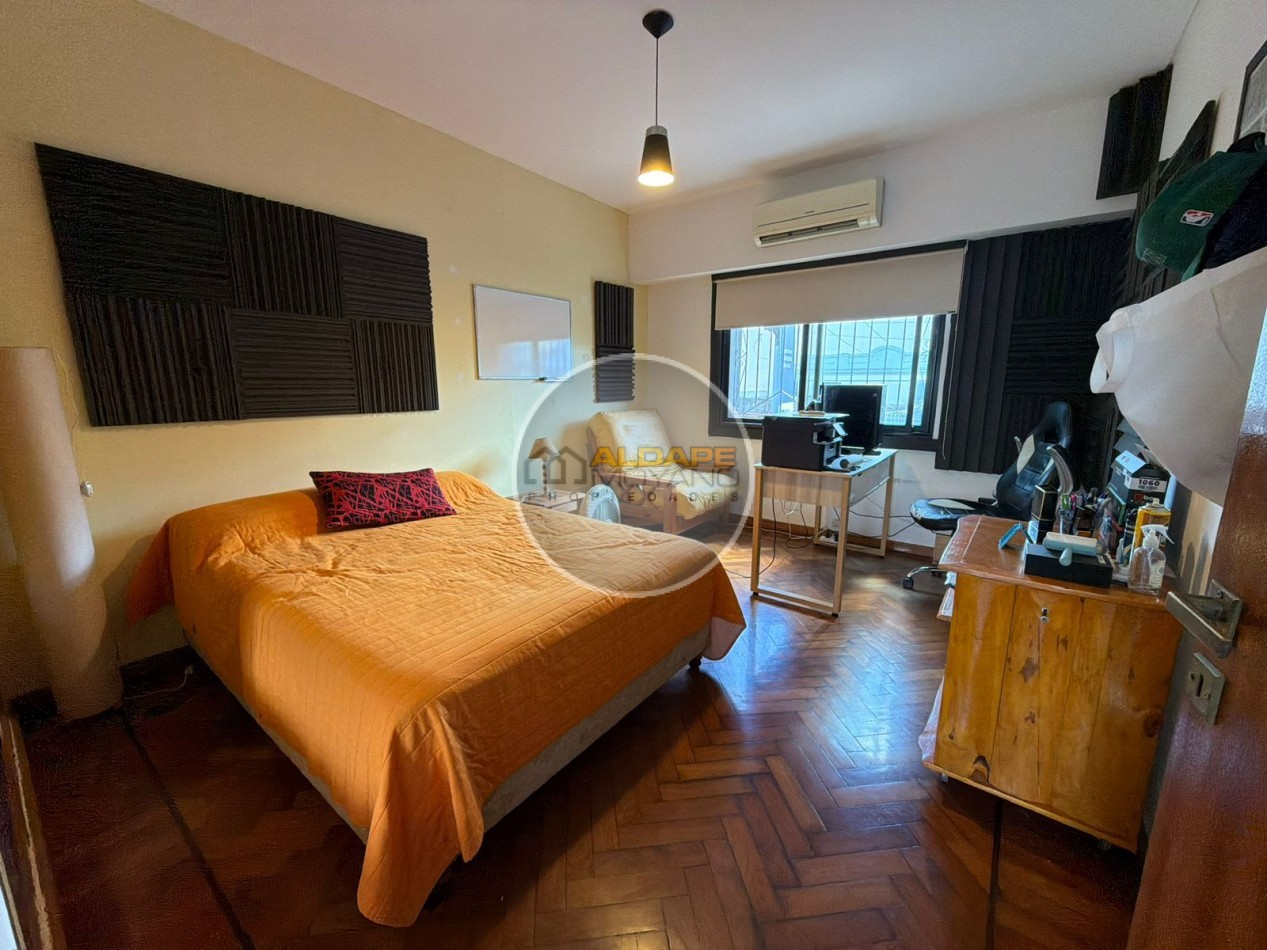 Se vende casa lote propio, cuatro ambientes, con cochera (Liniers)