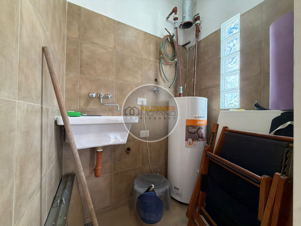 Se vende casa lote propio, cuatro ambientes, con cochera (Liniers)