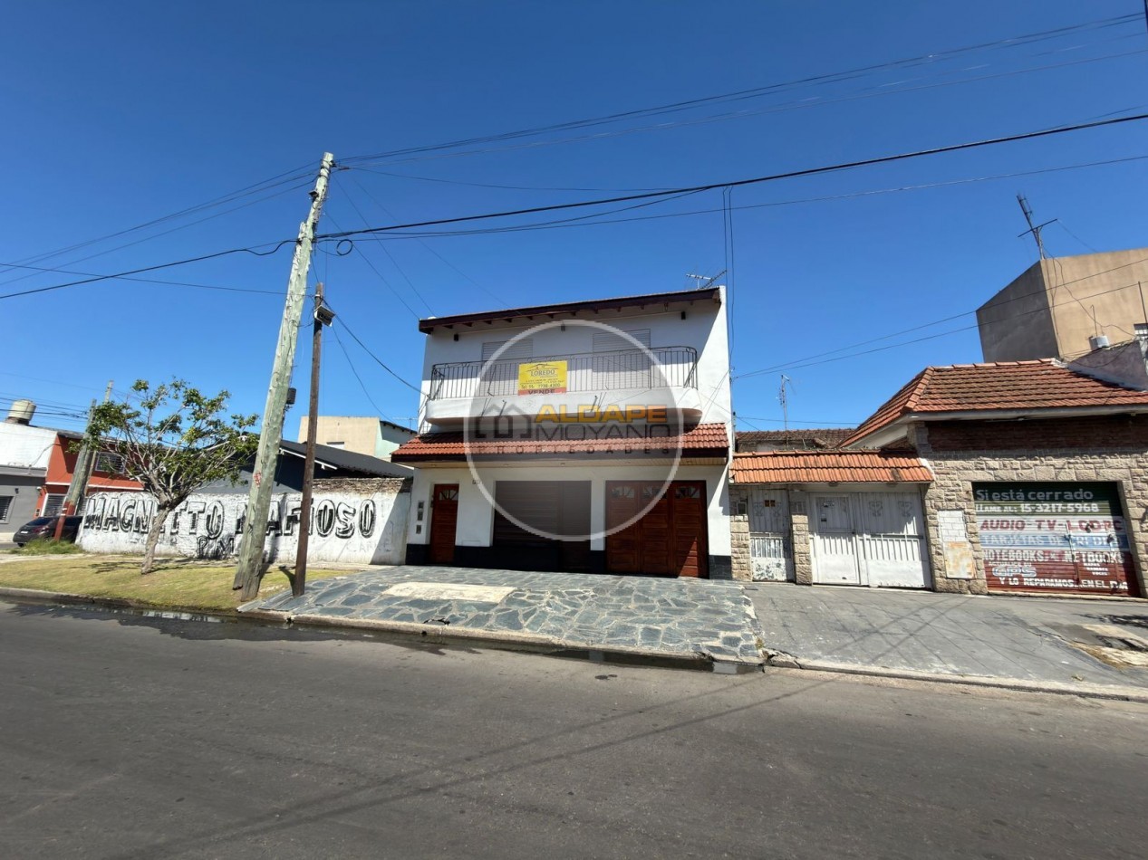 Se vende Casa, subdividada, ideal multifamilar, con cochera y quincho. (excelente estado)