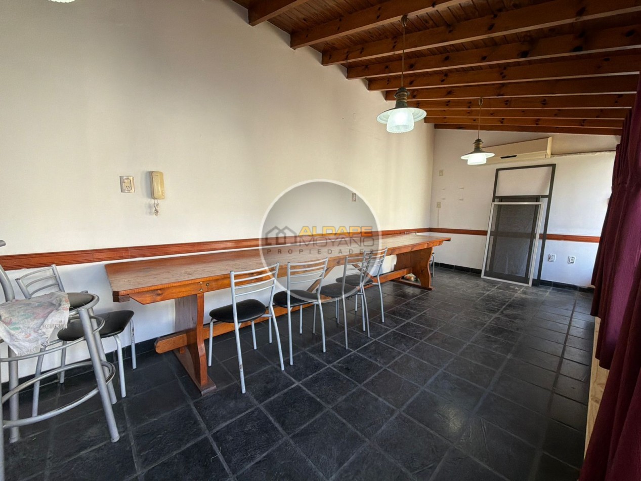 Se Vende Casa Cuatro ambientes, cochera doble, quincho (Banfield)