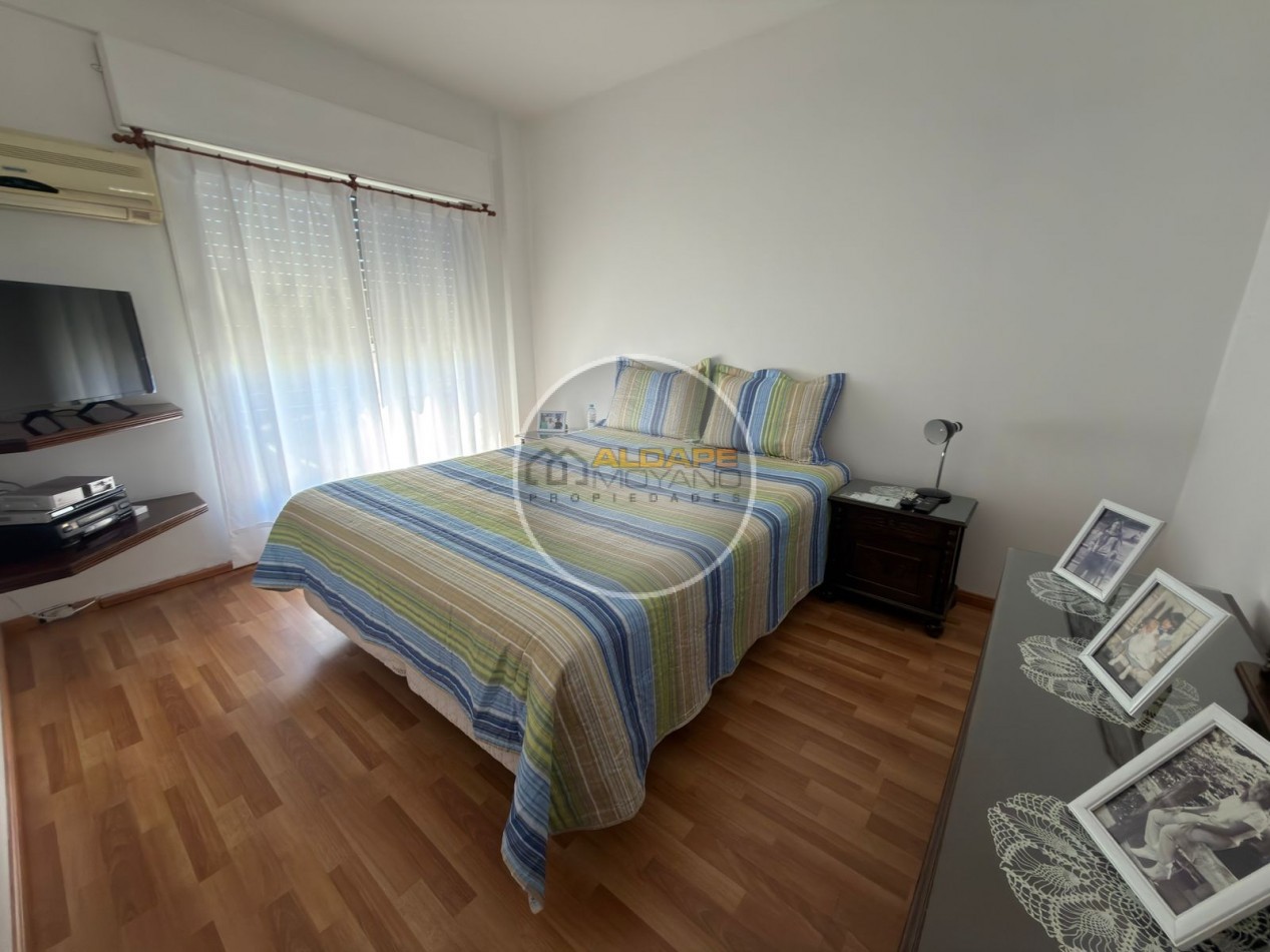 Se vende Casa, subdividada, ideal multifamilar, con cochera y quincho. (excelente estado)