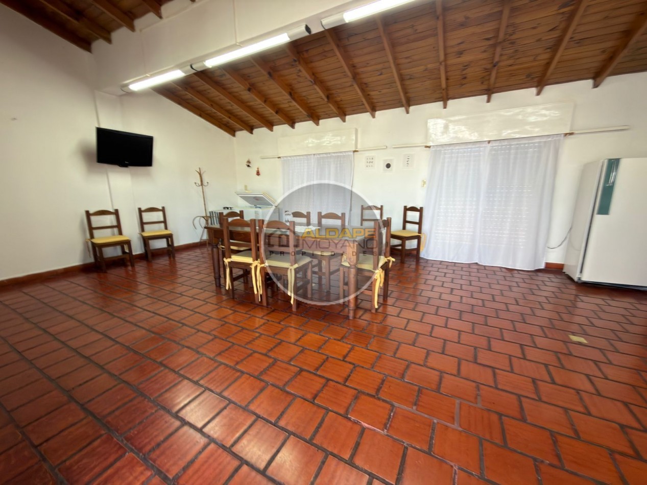 Se vende Casa, subdividada, ideal multifamilar, con cochera y quincho. (excelente estado)