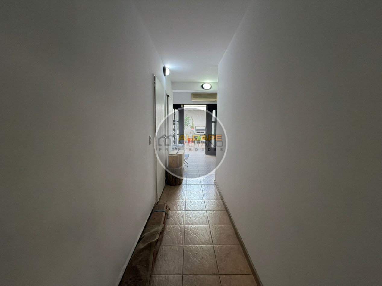 Se vende casa lote propio, cuatro ambientes, con cochera (Liniers)