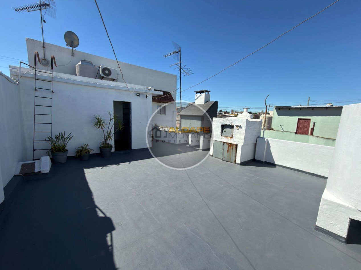 Se vende Casa, subdividada, ideal multifamilar, con cochera y quincho. (excelente estado)