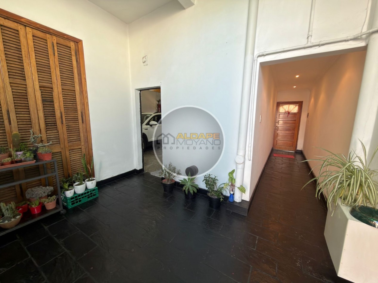 Se vende Casa, subdividada, ideal multifamilar, con cochera y quincho. (excelente estado)