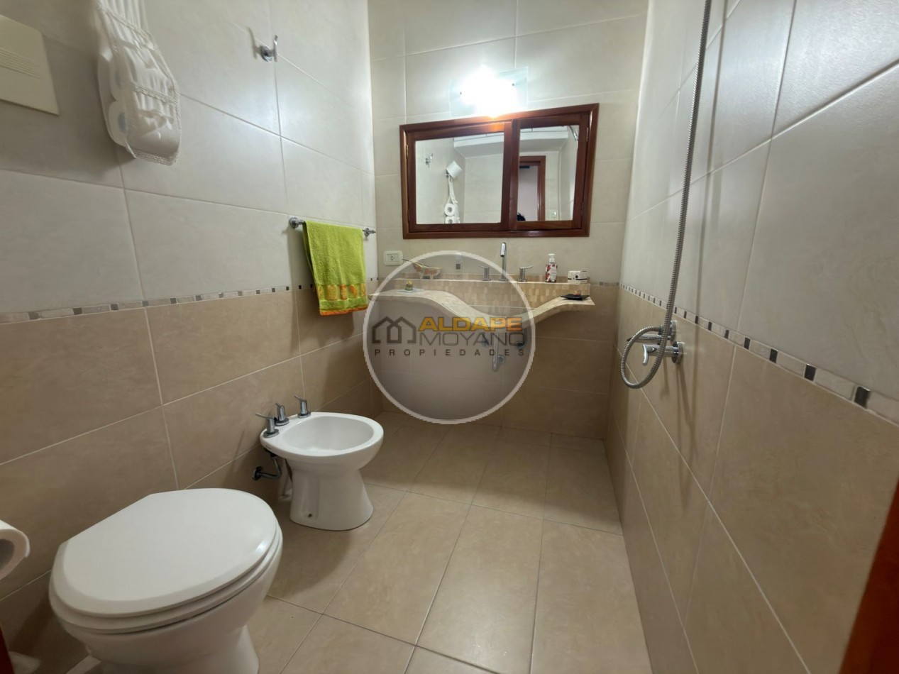 Se vende Casa, subdividada, ideal multifamilar, con cochera y quincho. (excelente estado)