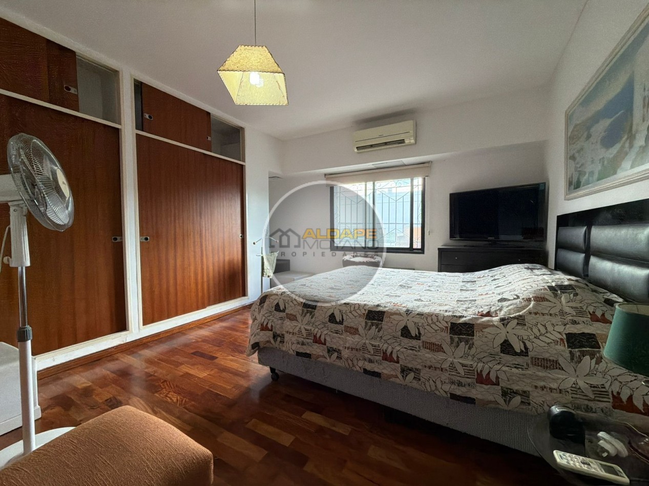 Se vende casa lote propio, cuatro ambientes, con cochera (Liniers)