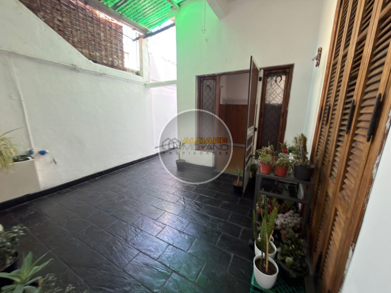 Se vende Casa, subdividada, ideal multifamilar, con cochera y quincho. (excelente estado)