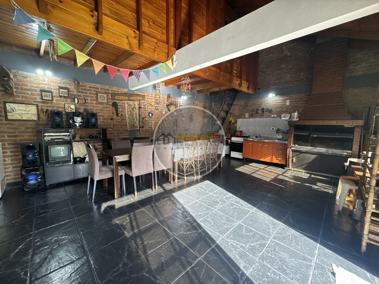 Se Vende Casa Cuatro ambientes, cochera pasante, Excelente (Lanus Oeste)