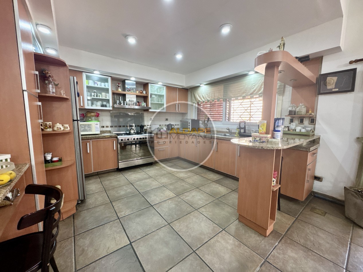 Se Vende Casa Multifamiliar, Cochera Doble, Quincho (Villa Lugano)