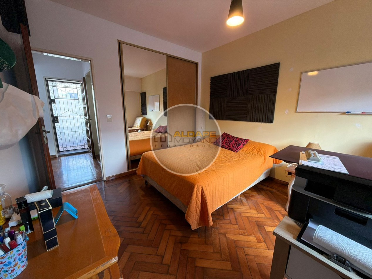 Se vende casa lote propio, cuatro ambientes, con cochera (Liniers)