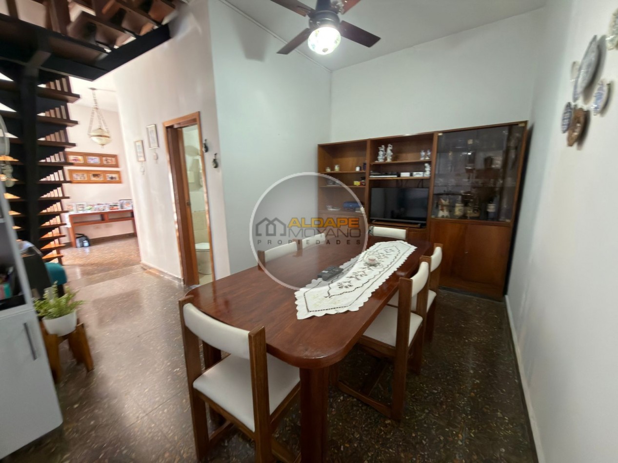 Se vende Casa, subdividada, ideal multifamilar, con cochera y quincho. (excelente estado)