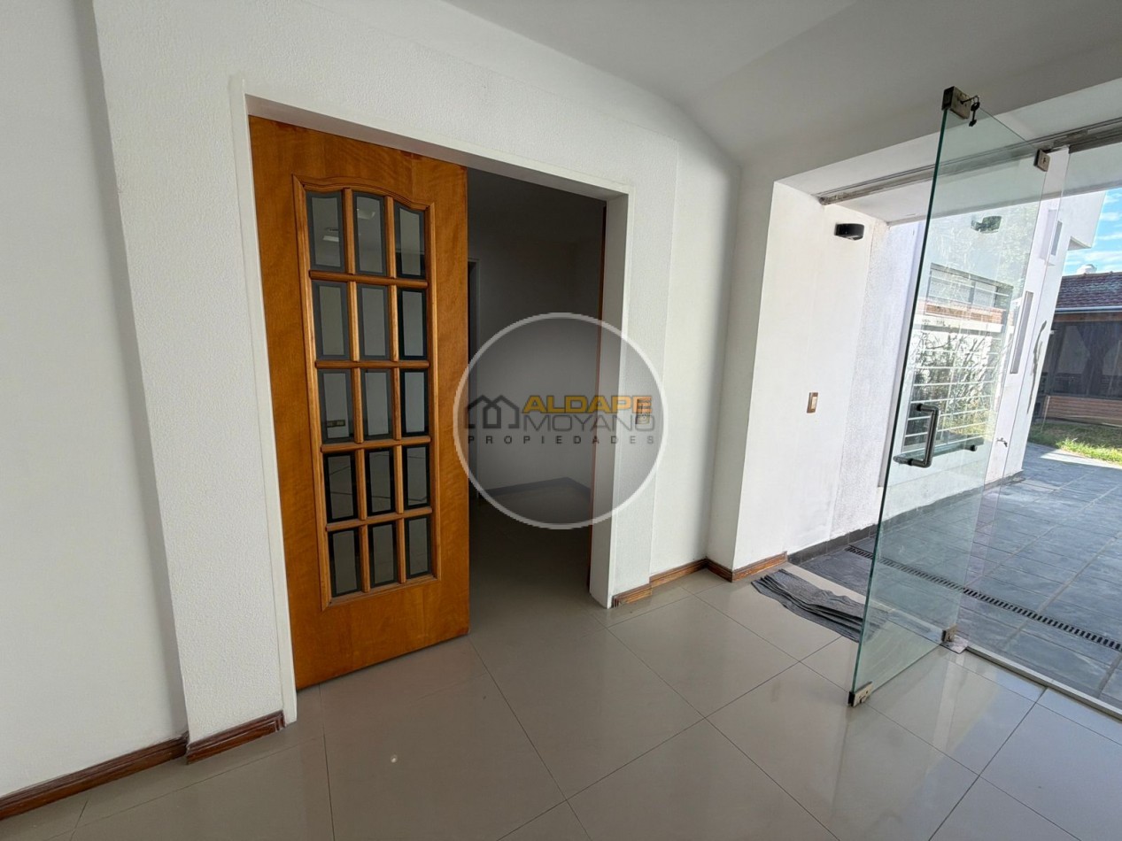 Se Vende Casa Cuatro ambientes, cochera doble, quincho (Banfield)