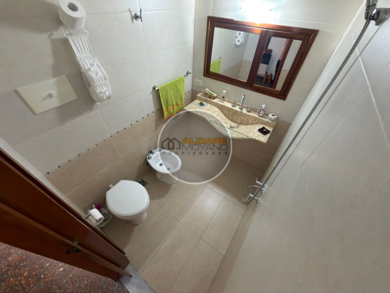 Se vende Casa, subdividada, ideal multifamilar, con cochera y quincho. (excelente estado)