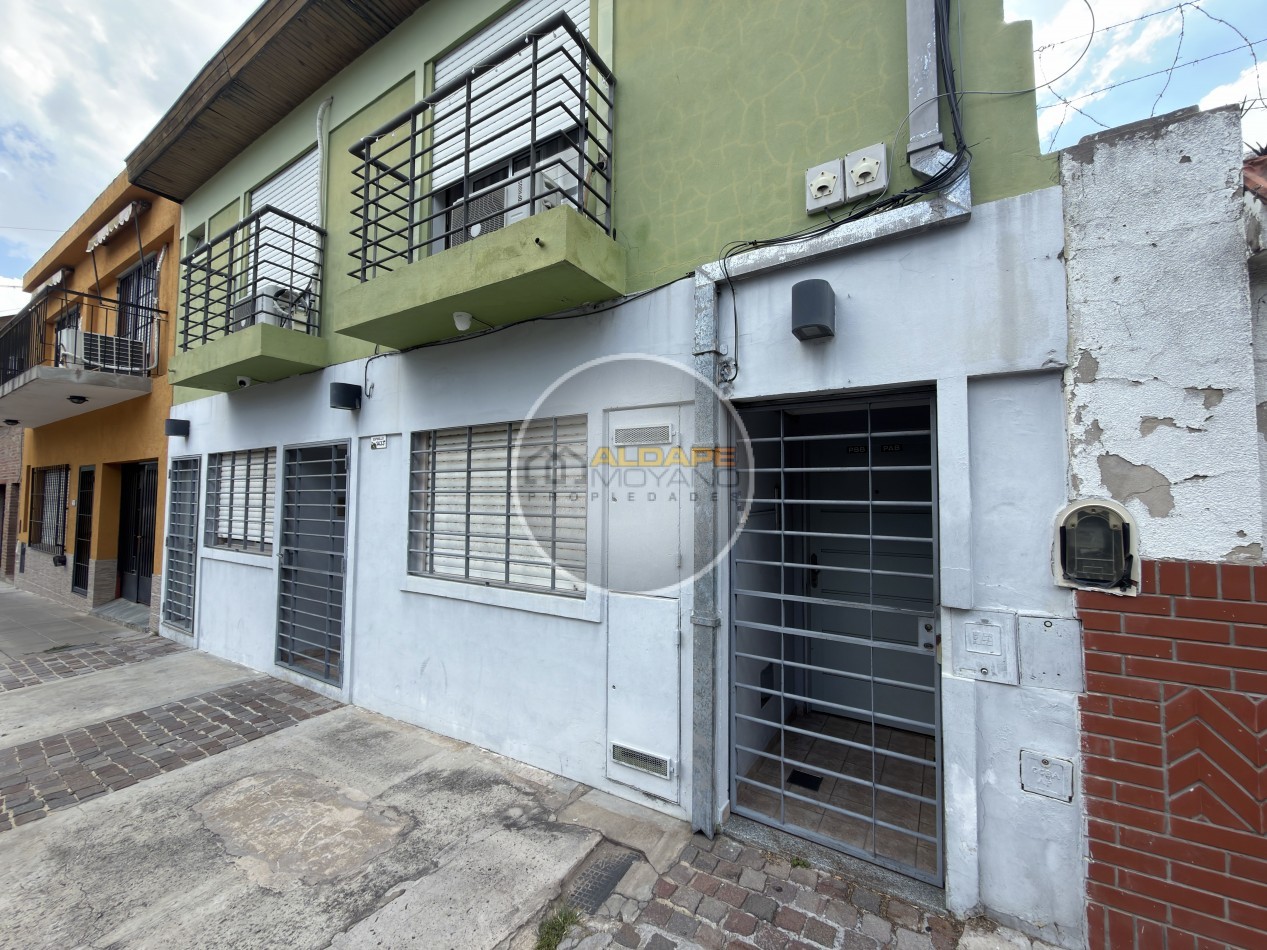 Se Vende PH tres ambientes, Impecable, apto credito (Parque Avellaneda)