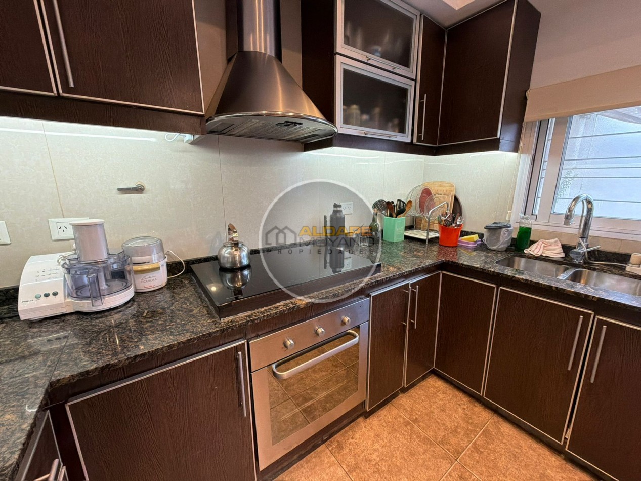 Se vende casa lote propio, cuatro ambientes, con cochera (Liniers)