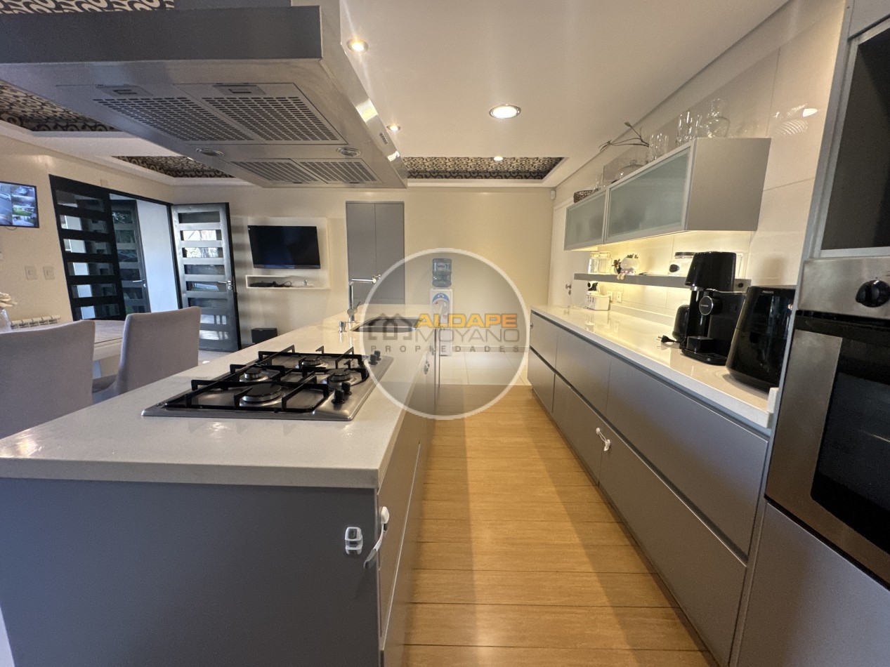 Se Vende Casa cuatro ambientes, con piscina (Para Exigentes) Villa Luzuriaga