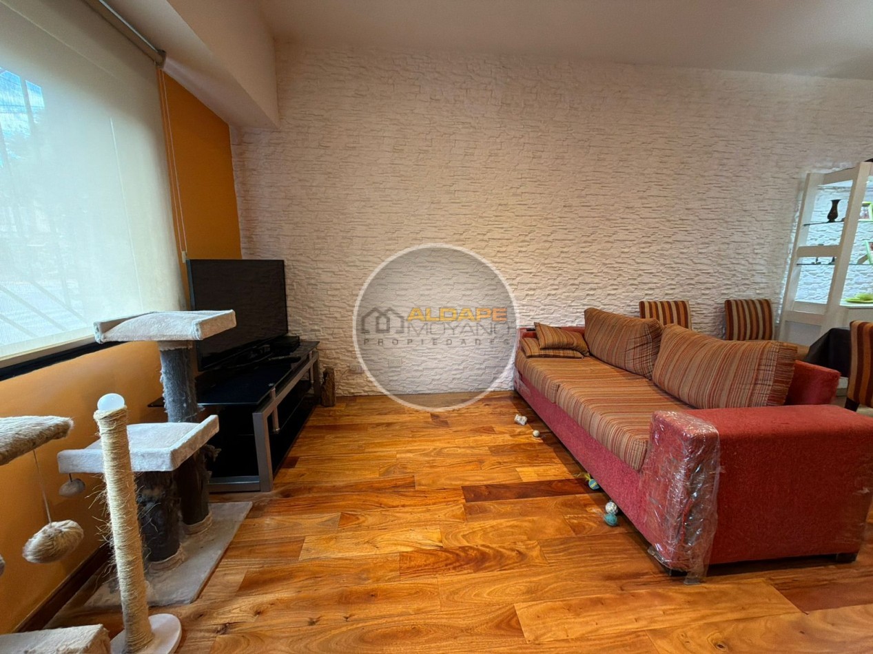 Se vende casa lote propio, cuatro ambientes, con cochera (Liniers)