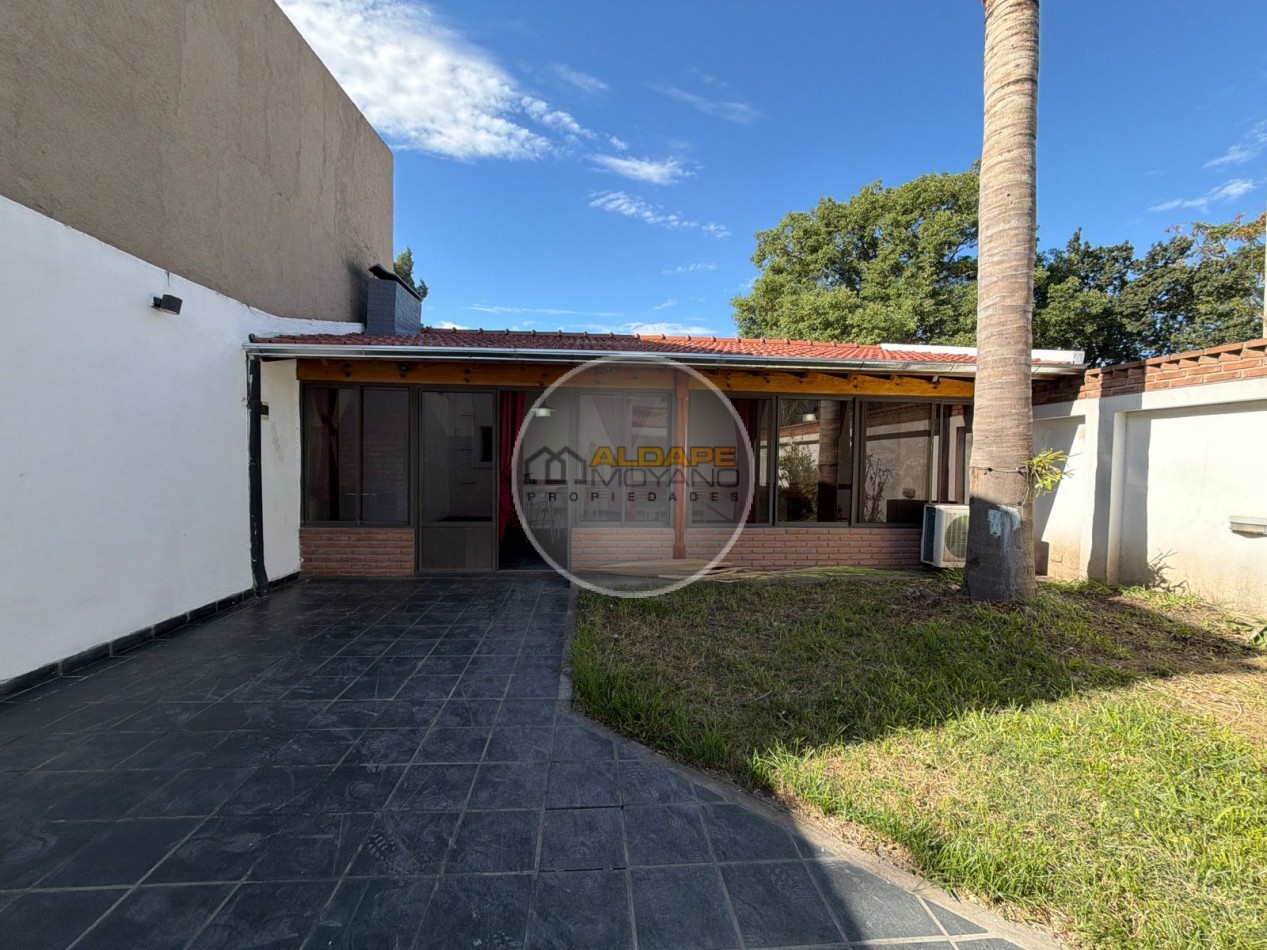 Se Vende Casa Cuatro ambientes, cochera doble, quincho (Banfield)