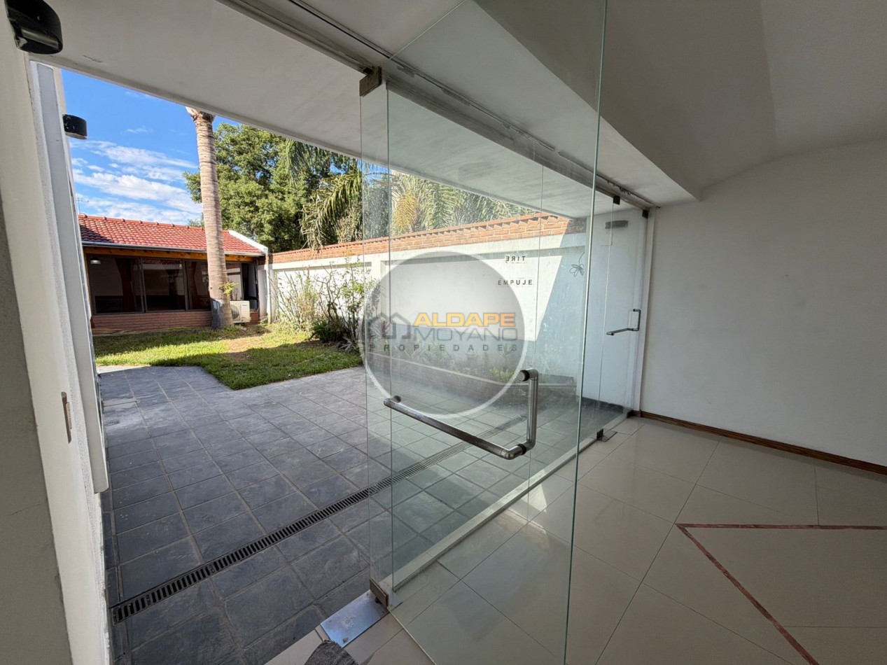 Se Vende Casa Cuatro ambientes, cochera doble, quincho (Banfield)