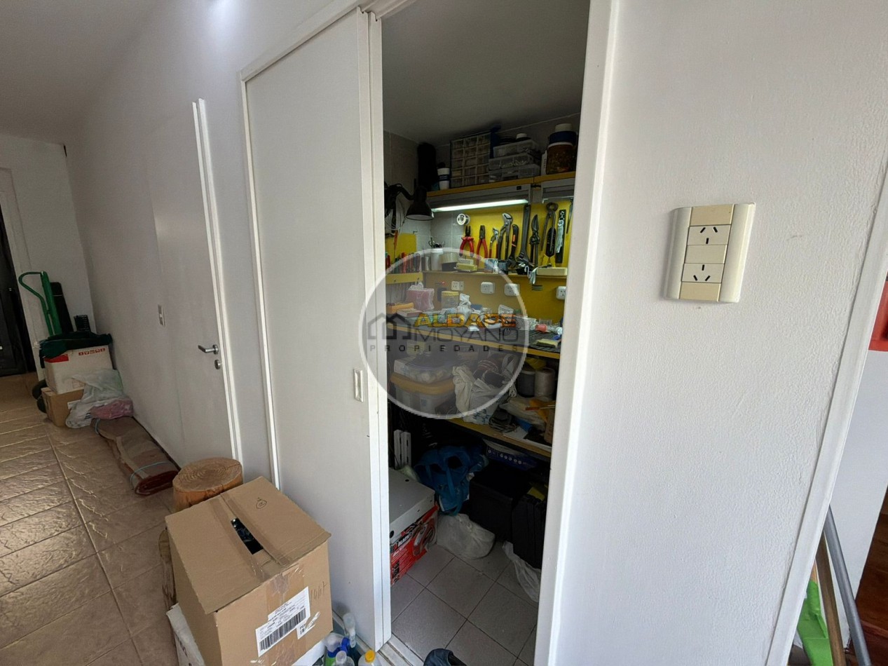 Se vende casa lote propio, cuatro ambientes, con cochera (Liniers)