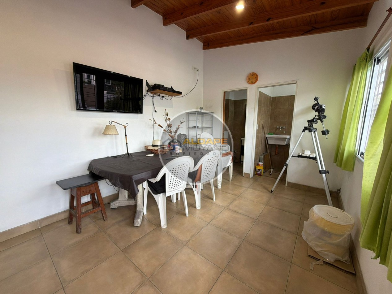 Se vende casa lote propio, cuatro ambientes, con cochera (Liniers)