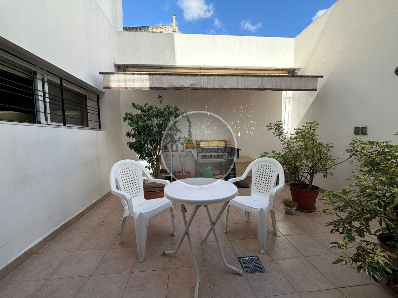 Se vende casa lote propio, cuatro ambientes, con cochera (Liniers)