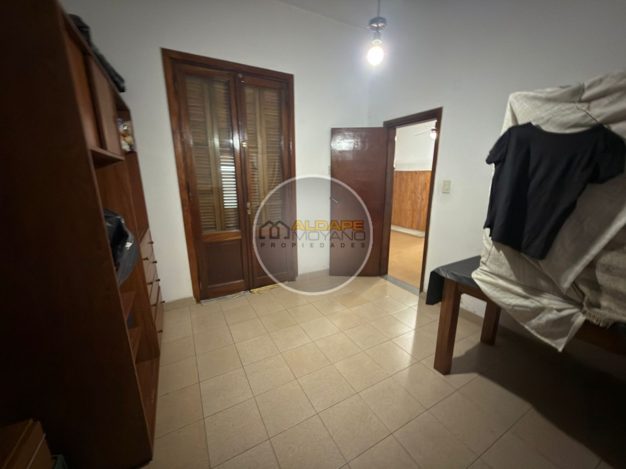 Se vende Casa, subdividada, ideal multifamilar, con cochera y quincho. (excelente estado)