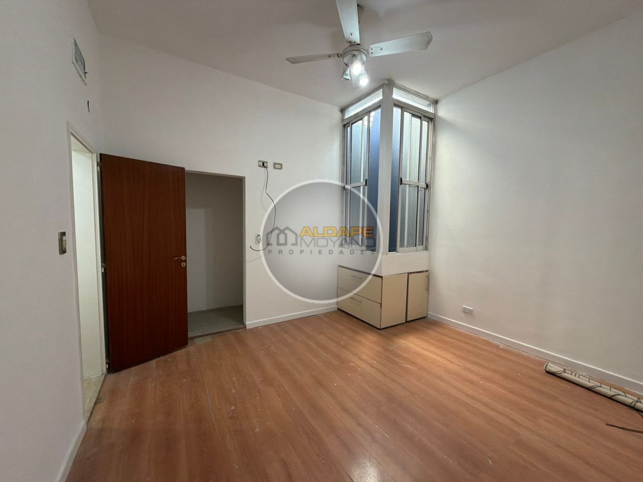 Se Vende Casa Cuatro ambientes, cochera doble, quincho (Banfield)