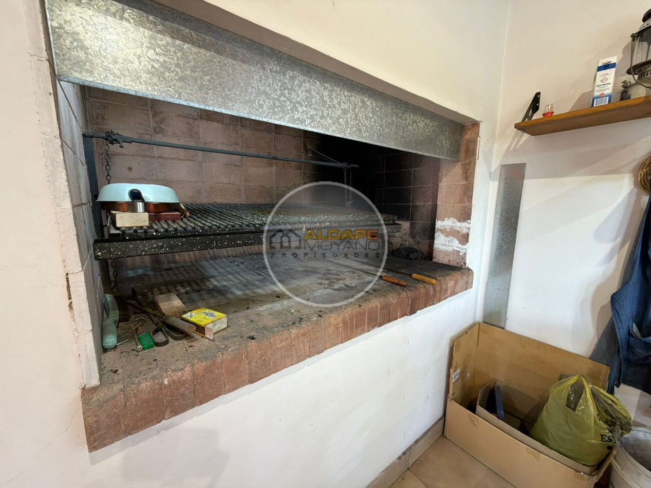 Se vende casa lote propio, cuatro ambientes, con cochera (Liniers)