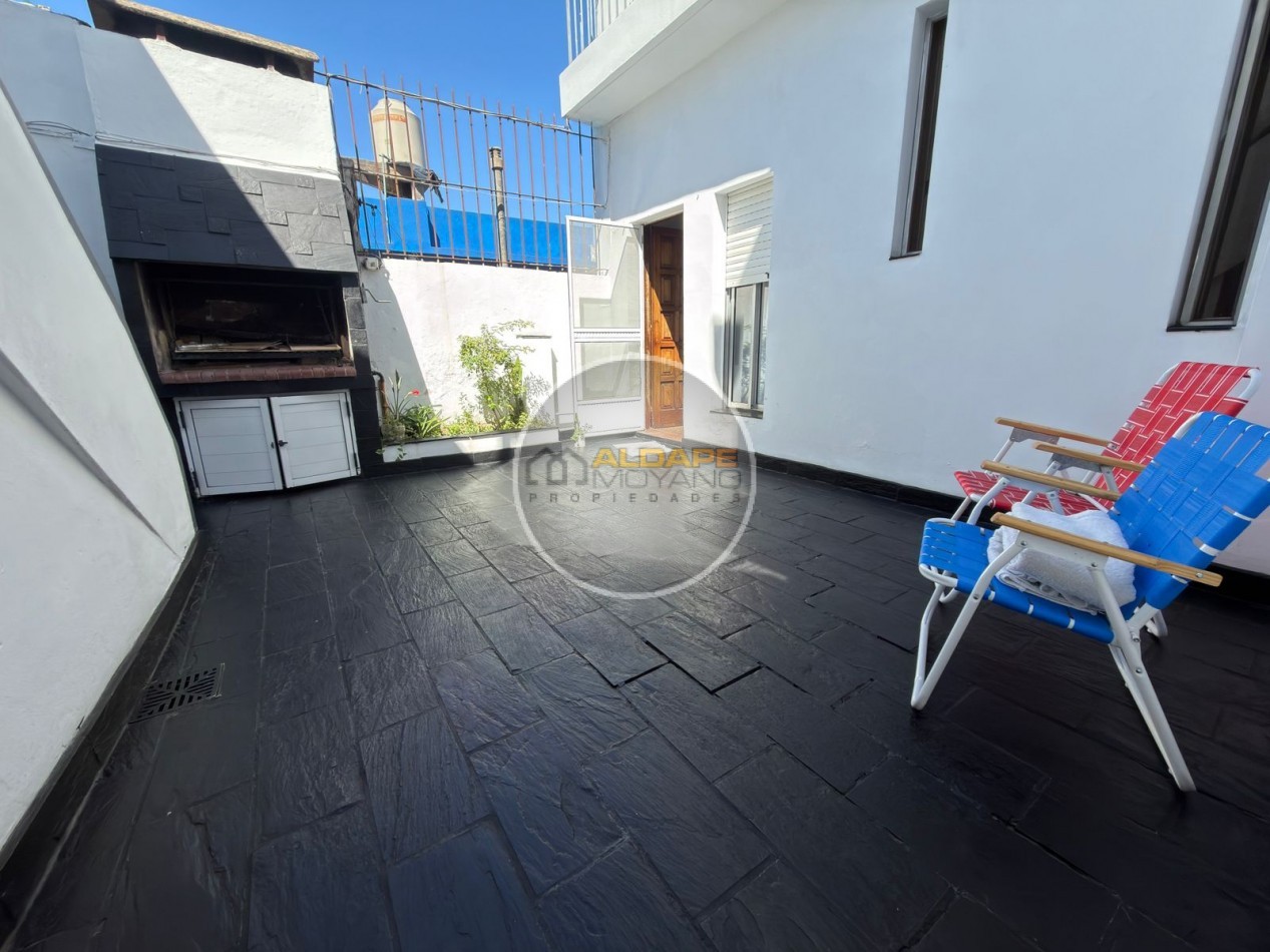 Se vende Casa, subdividada, ideal multifamilar, con cochera y quincho. (excelente estado)