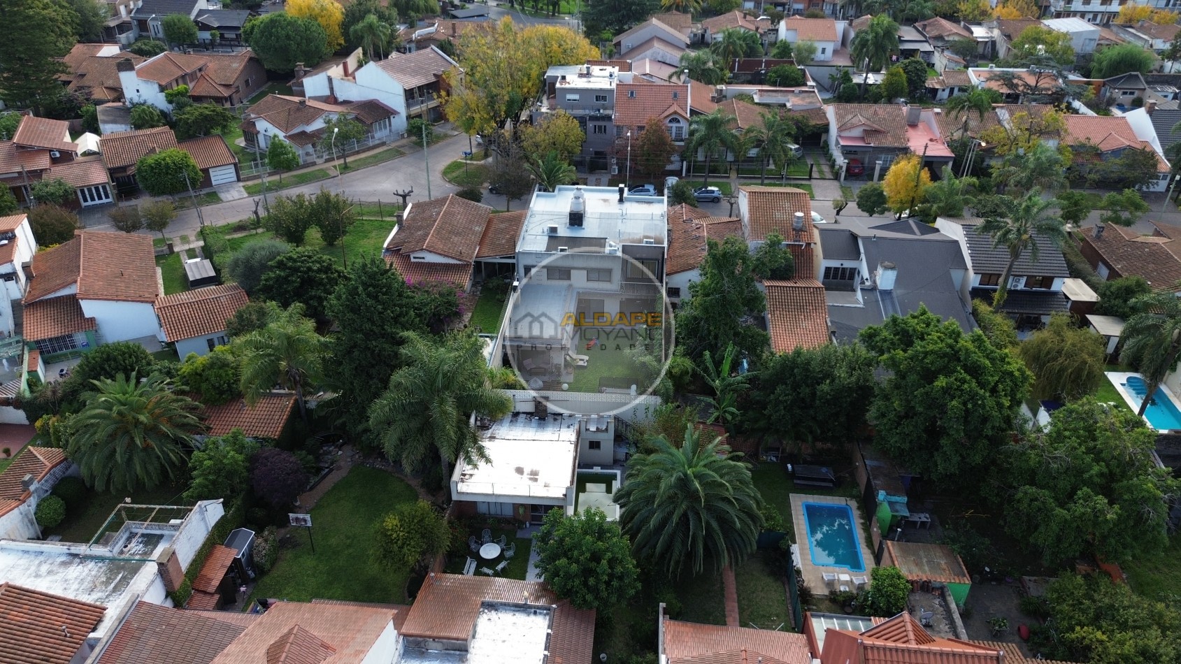 Se Vende Casa cuatro ambientes, con piscina (Para Exigentes) Villa Luzuriaga