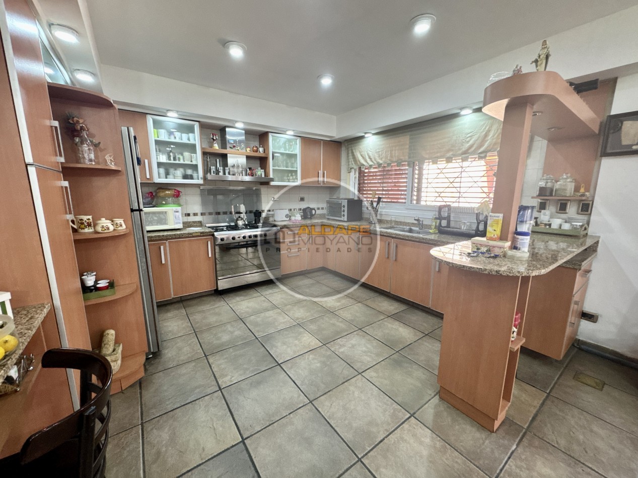 Se Vende Casa Multifamiliar, Cochera Doble, Quincho (Villa Lugano)