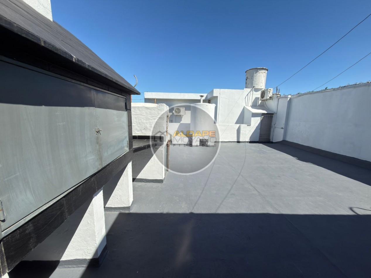 Se vende Casa, subdividada, ideal multifamilar, con cochera y quincho. (excelente estado)